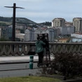 Dos personas cargando un sumier en un patinete