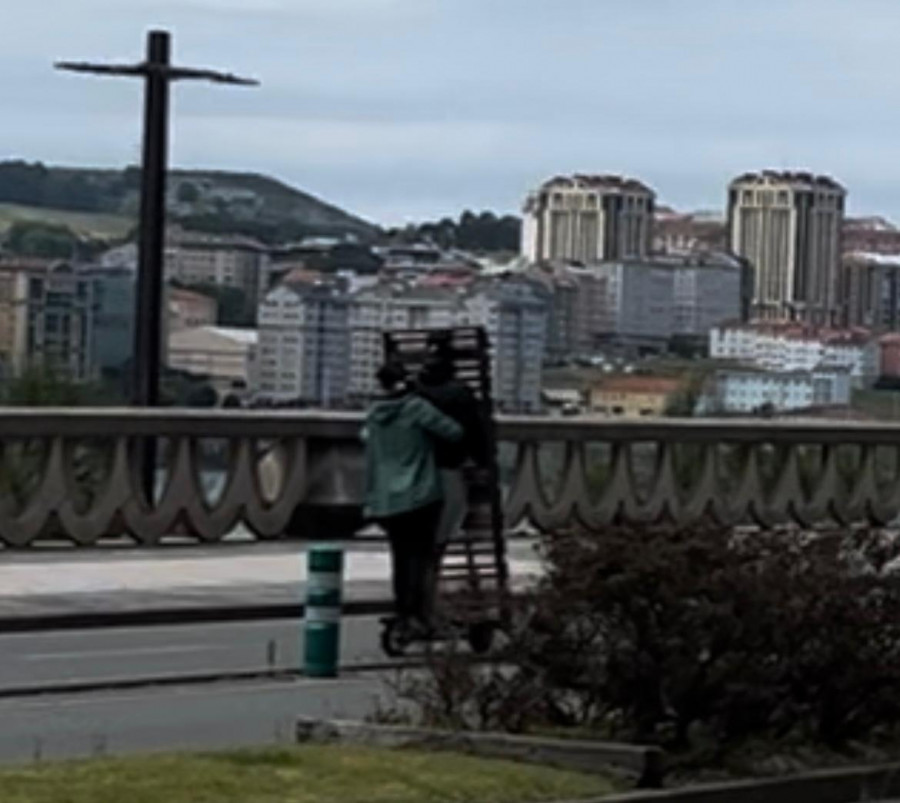 El patinete más ilegal de A Coruña: dos usuarios y un somier