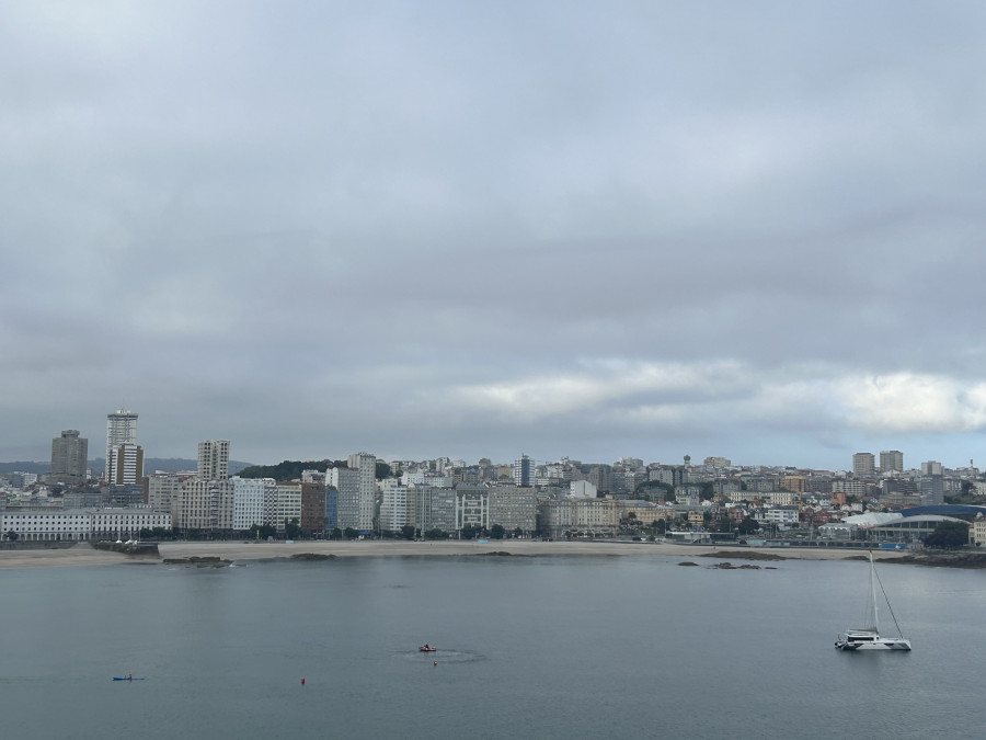 El primero en dormir en el Orzán, a dos días del San Juan de A Coruña, es un francés