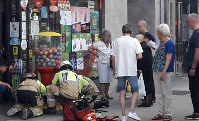 Un niño queda atrapado al meter la mano en una máquina de bolas en Os Castros