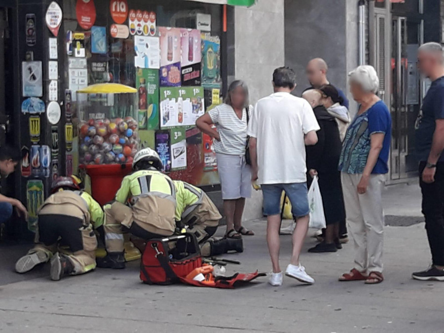 Un niño queda atrapado al meter la mano en una máquina de bolas en Os Castros