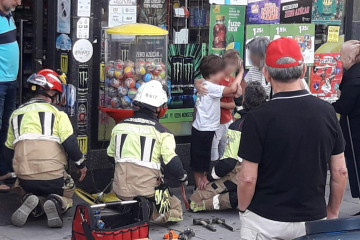 Niño atrapado en una máquina de bolas