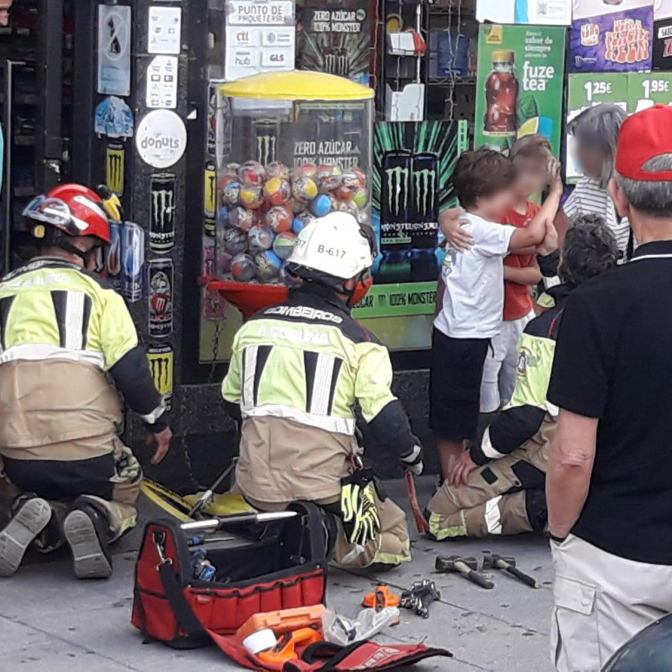 Un niño queda atrapado al meter la mano en una máquina de bolas en Os Castros