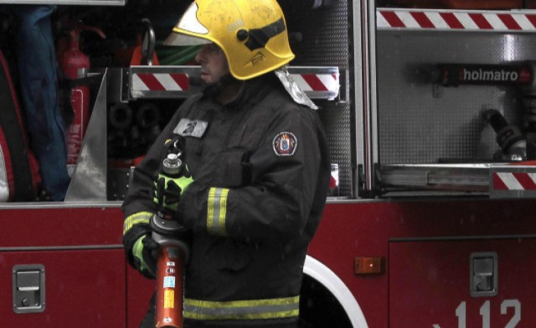 Arde parte de una nave industrial en Cambre