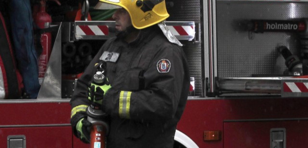 Arde parte de una nave industrial en Cambre