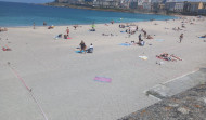 Vuelven las parcelas: los jóvenes de A Coruña guardan sitio para San Juan un día y medio antes de la fiesta