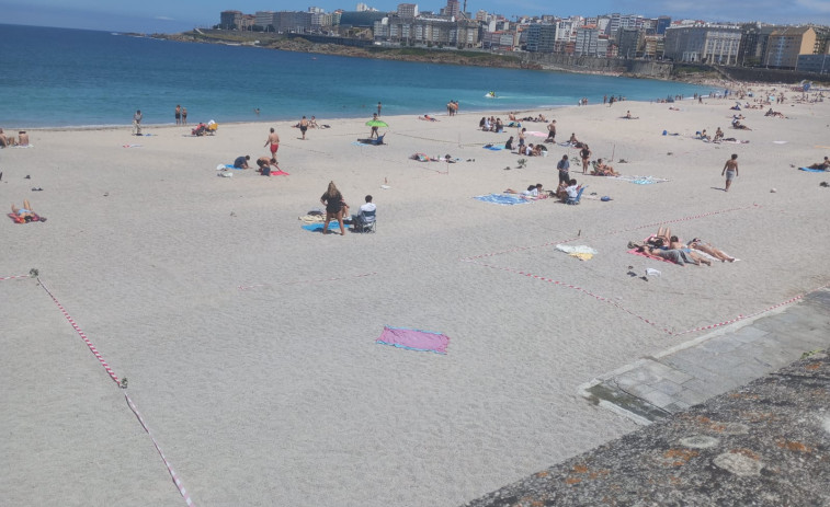 Vuelven las parcelas: los jóvenes de A Coruña guardan sitio para San Juan un día y medio antes de la fiesta