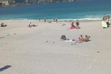 Jóvenes guardan sitio en la playa para San Juan
