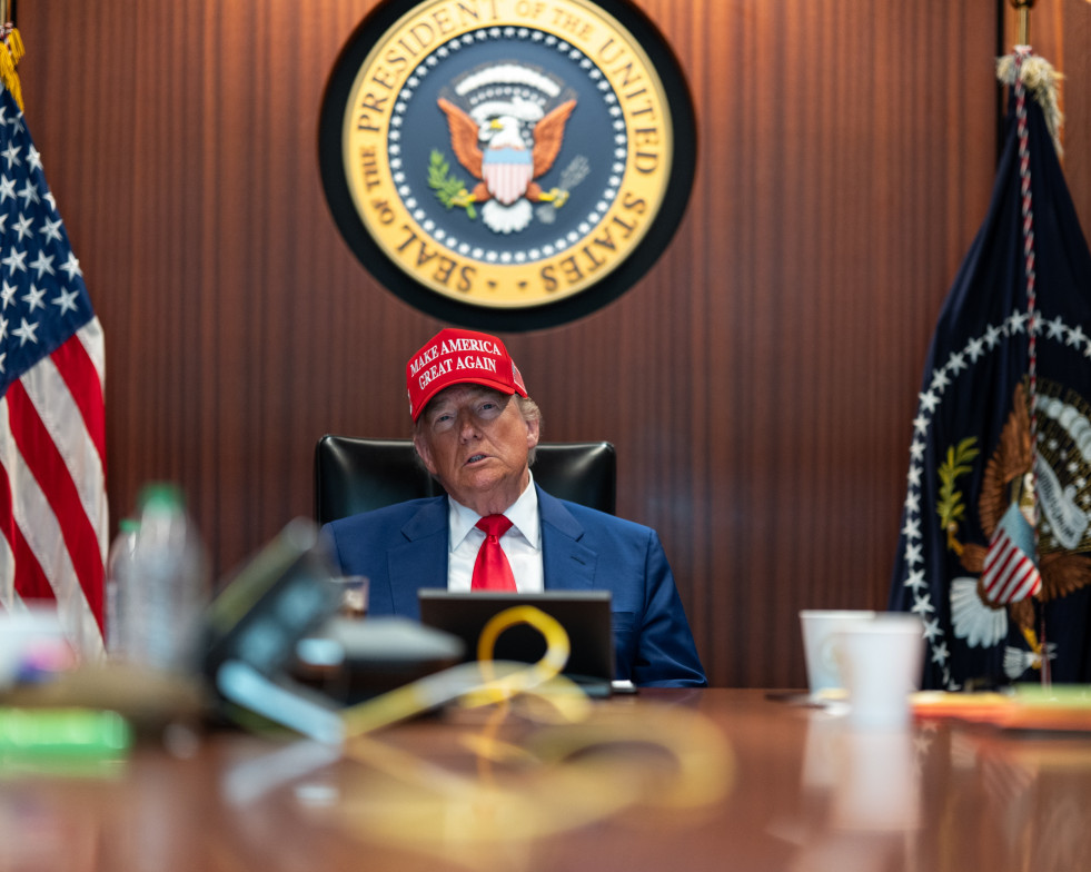 Una foto facilitada por la Casa Blanca muestra al presidente estadounidense Donald Trump en la Sala de Crisis de la Casa Blanca en Washington, D. C