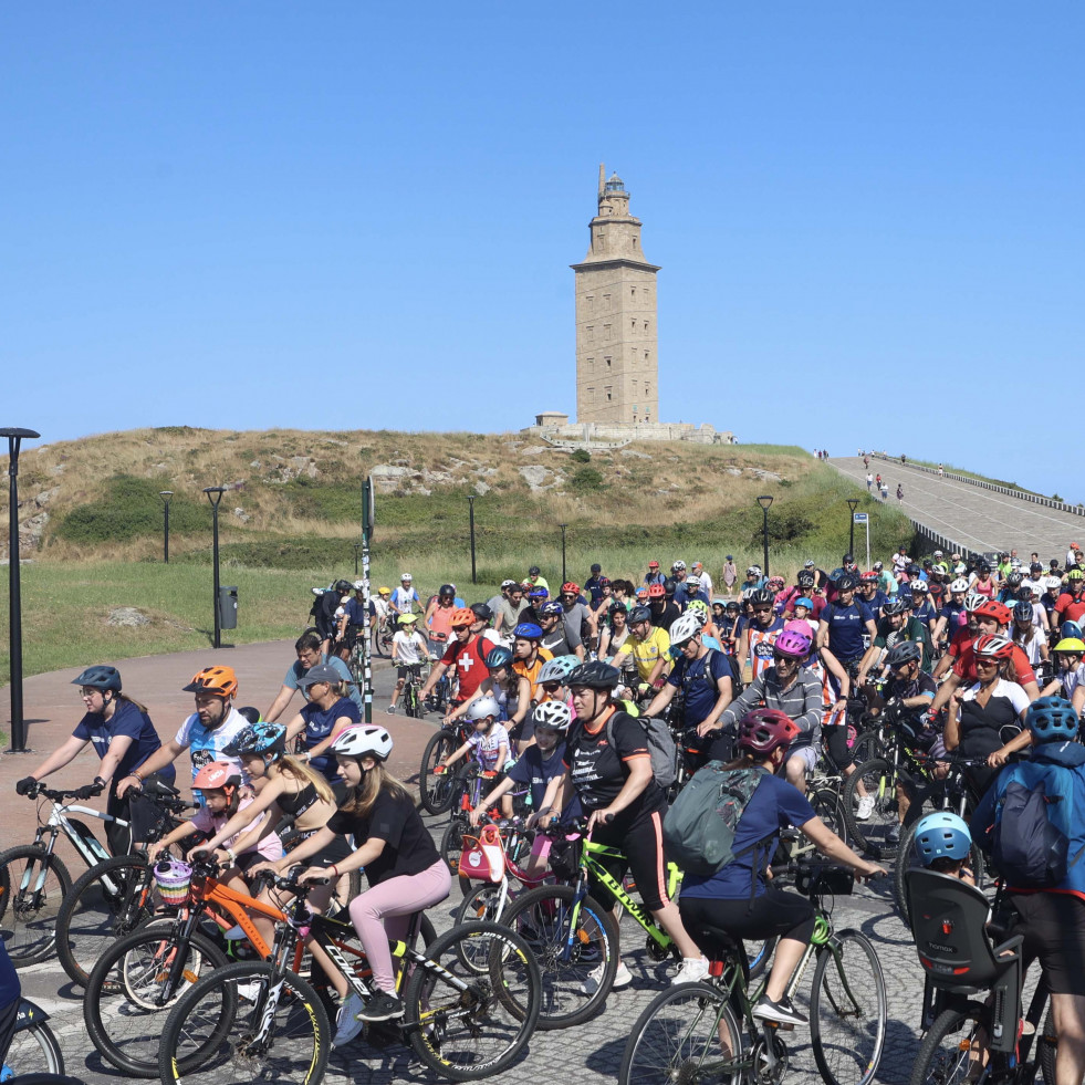 Más de dos mil bicicletas toman A Coruña