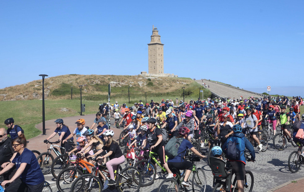 Más de dos mil bicicletas toman A Coruña