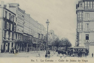 Postal antigua de la calle Juana de Vega, entre 1906 y 1930, con el Gran Hotel de Francia