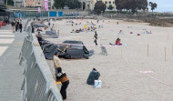 Sillas de hostelería 'robadas' en A Coruña para pasar la noche en las playas