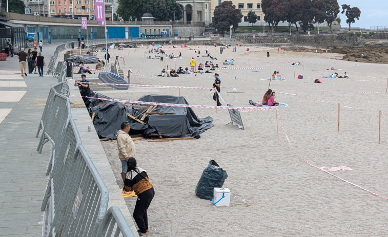 Sillas de hostelería 'robadas' en A Coruña para pasar la noche en las playas
