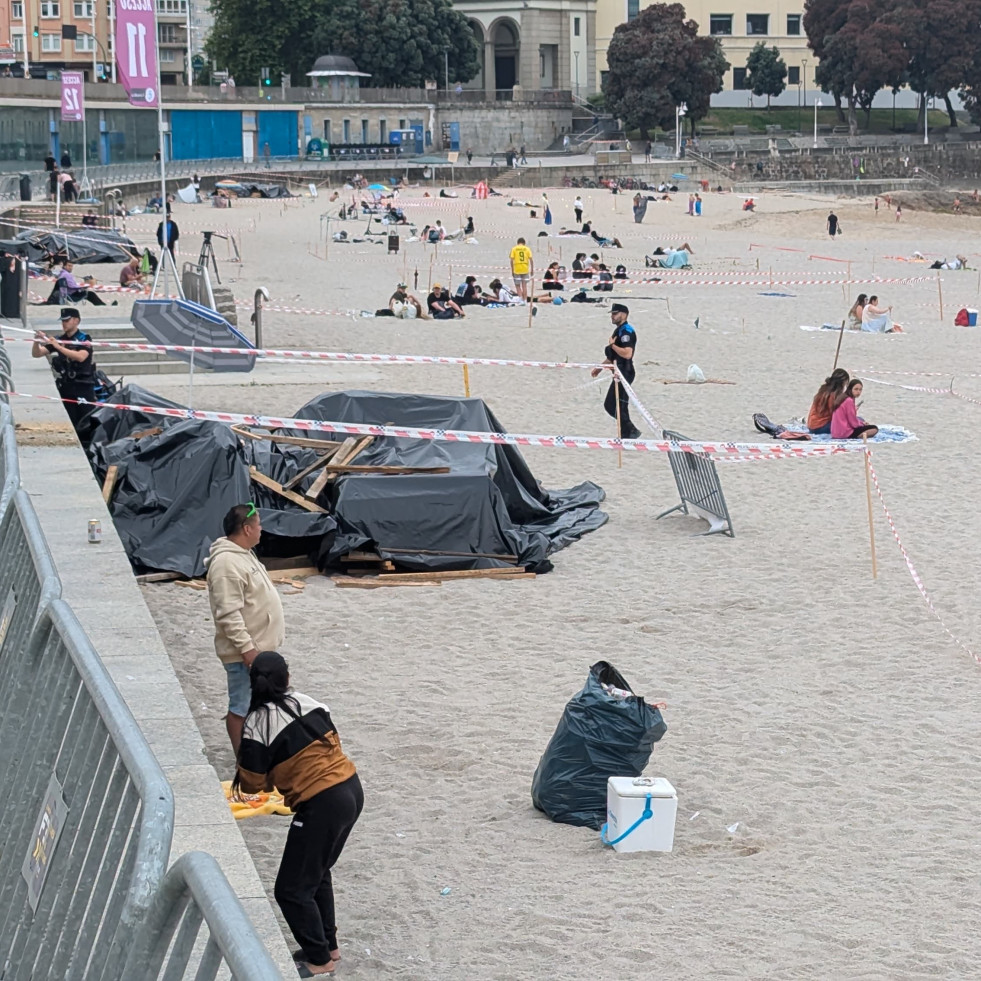Sillas de hostelería 'robadas' en A Coruña para pasar el San Juan en la playa
