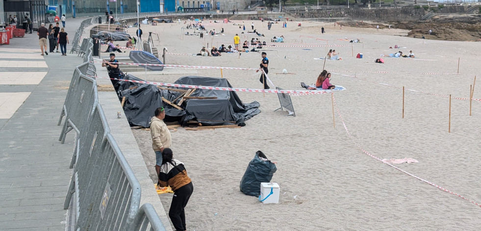 Sillas de hostelería 'robadas' en A Coruña para pasar la noche en las playas