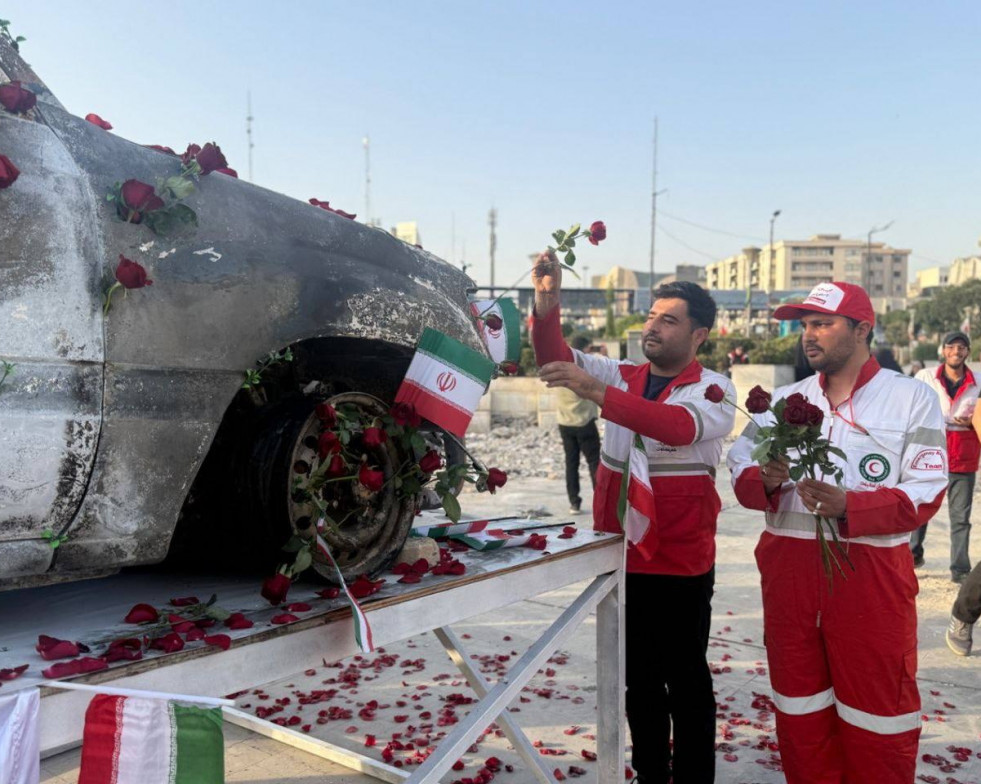 TEHRAN (IRAN (Islamic Republic Of)), 23/06/2025.- A handout picture provided by the Iranian Red Crescent Society (IRSC) shows members of the organisation placing flowers and petals on the Red Crescent