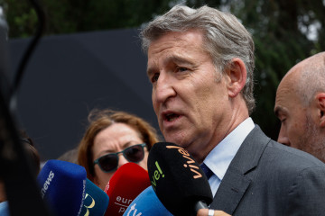 MADRID, 19/06/2025.- El líder del PP, Alberto Núñez Feijóo, atiende a la prensa a su llegada a la inauguración del VI Gran Foro Anual Taleñt, este jueves en Madrid. EFE/ J.P.Gandul
