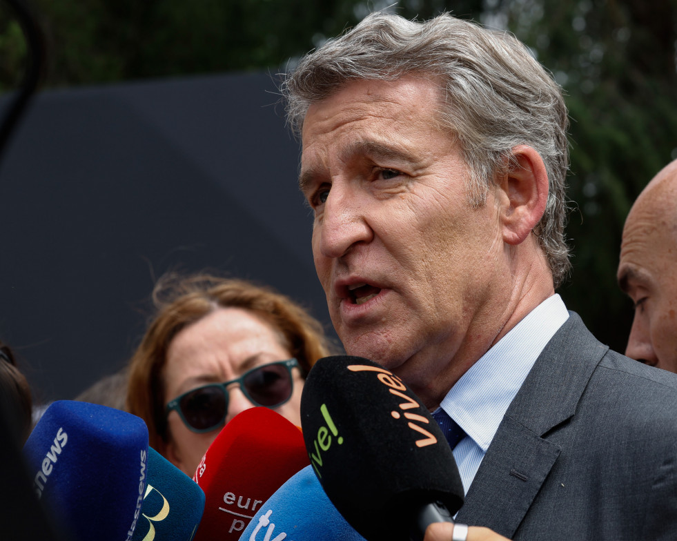 MADRID, 19/06/2025.- El líder del PP, Alberto Núñez Feijóo, atiende a la prensa a su llegada a la inauguración del VI Gran Foro Anual Taleñt, este jueves en Madrid. EFE/ J.P.Gandul