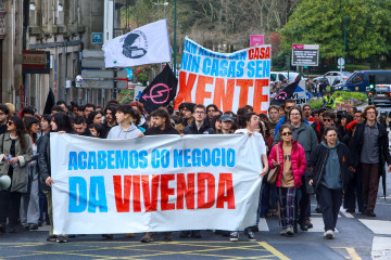 SANTIAGO DE COMPOSTELA (ESPAÑA), 05/04/2025.- Vista de la manifestación de este sábado en Santiago de Compostela por una vivienda digna. Un total de 40 ciudades españolas, entre ellas Sevilla y M
