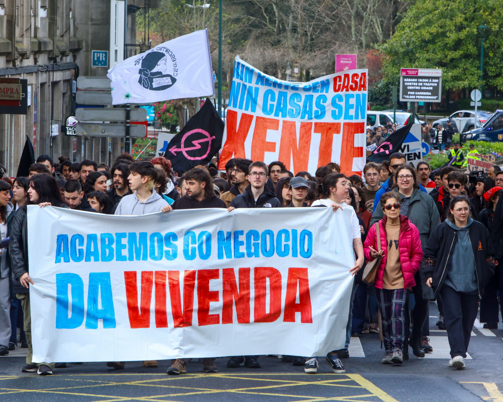SANTIAGO DE COMPOSTELA (ESPAÑA), 05/04/2025.- Vista de la manifestación de este sábado en Santiago de Compostela por una vivienda digna. Un total de 40 ciudades españolas, entre ellas Sevilla y M