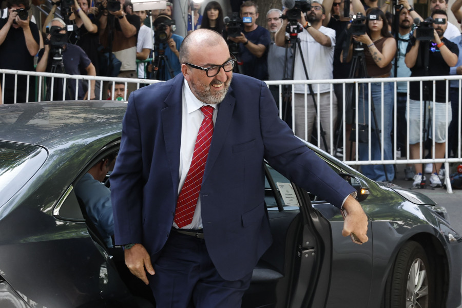 Koldo llega al Supremo entre gritos de "corrupto" tras su último intento fallido de aplazar la comparecencia de hoy