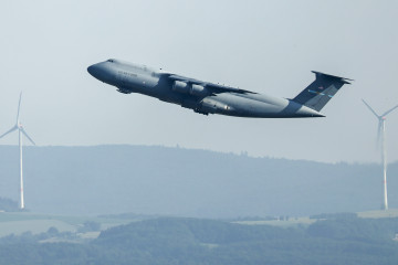LANDSTUHL (Germany), 23/06/2025.- A C-5 Galaxy transport aircraft of the US Air Force takes off from the US Air Base Ramstein in Landstuhl, Germany, 23 June 2025. Ramstein Air Base is a military airfi