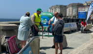 Registran a los bañistas que bajan a las playas de A Coruña en busca de navajas y cuchillos