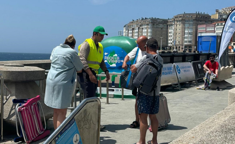 Registran a los bañistas que bajan a las playas de A Coruña en busca de navajas y cuchillos