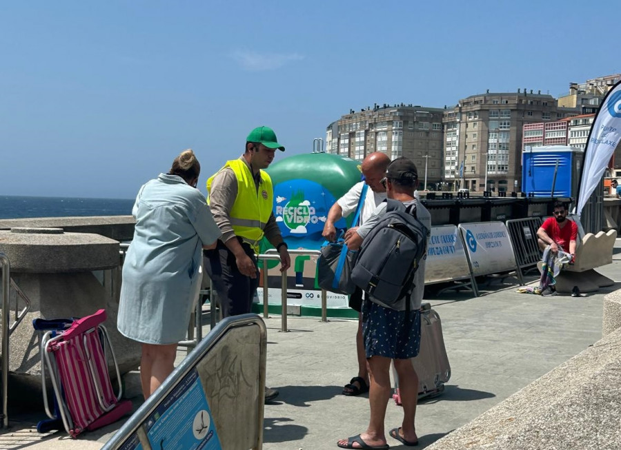 Registran a los bañistas que bajan a las playas de A Coruña en busca de navajas y cuchillos