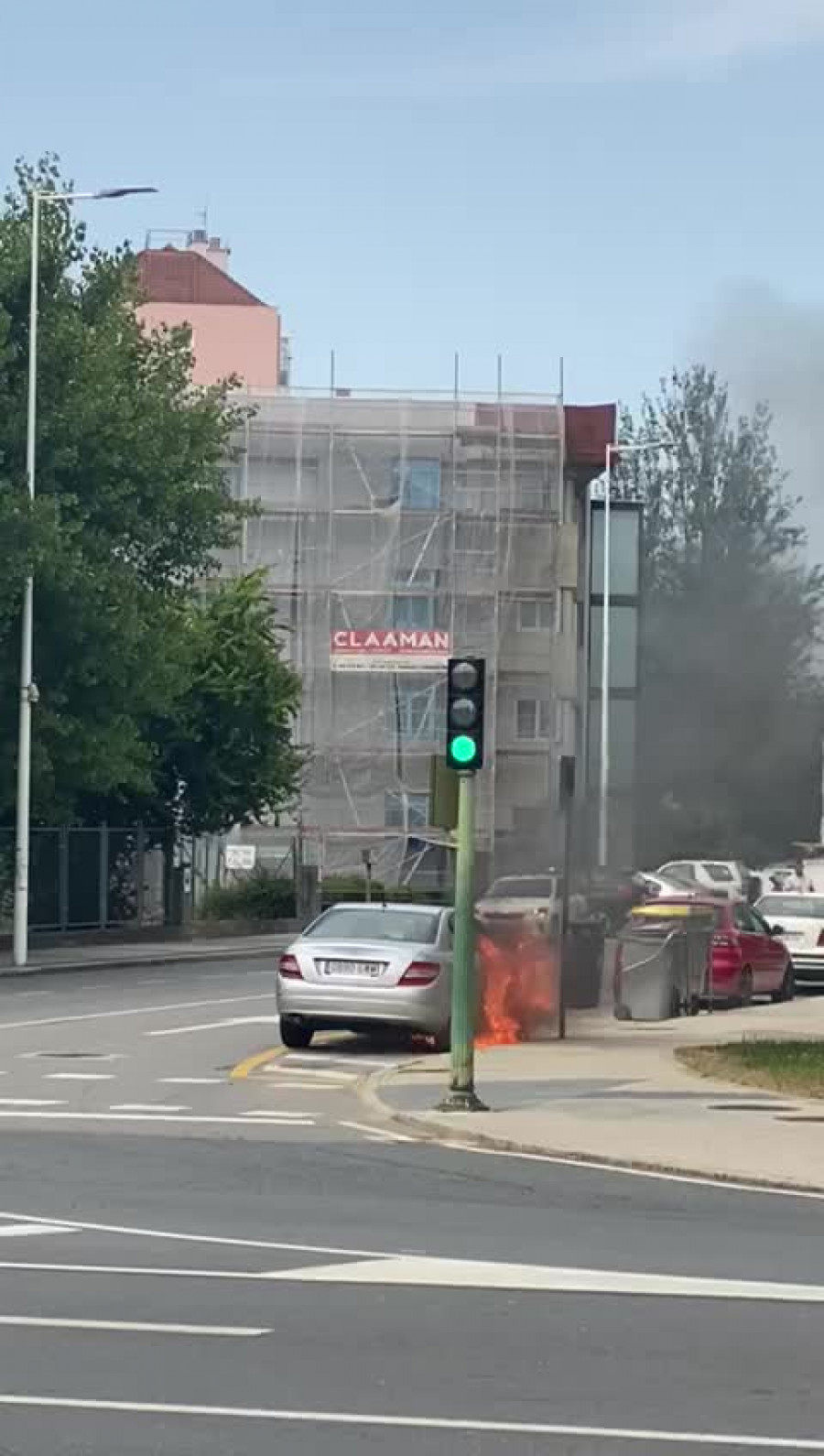 Las llamas devoran un coche en A Coruña