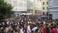 Batucada, churrasco y sardinas en la gran fiesta de la calle San Juan