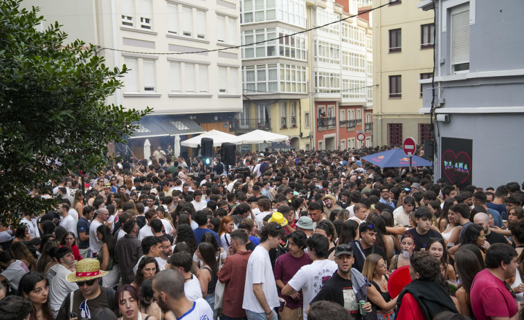 Batucada, churrasco y sardinas en la gran fiesta de la calle San Juan