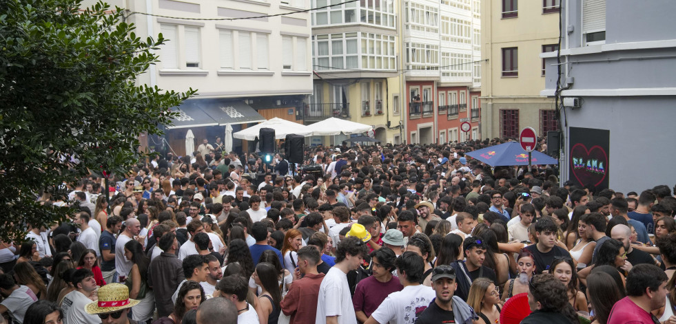 Batucada, churrasco y sardinas en la gran fiesta de la calle San Juan