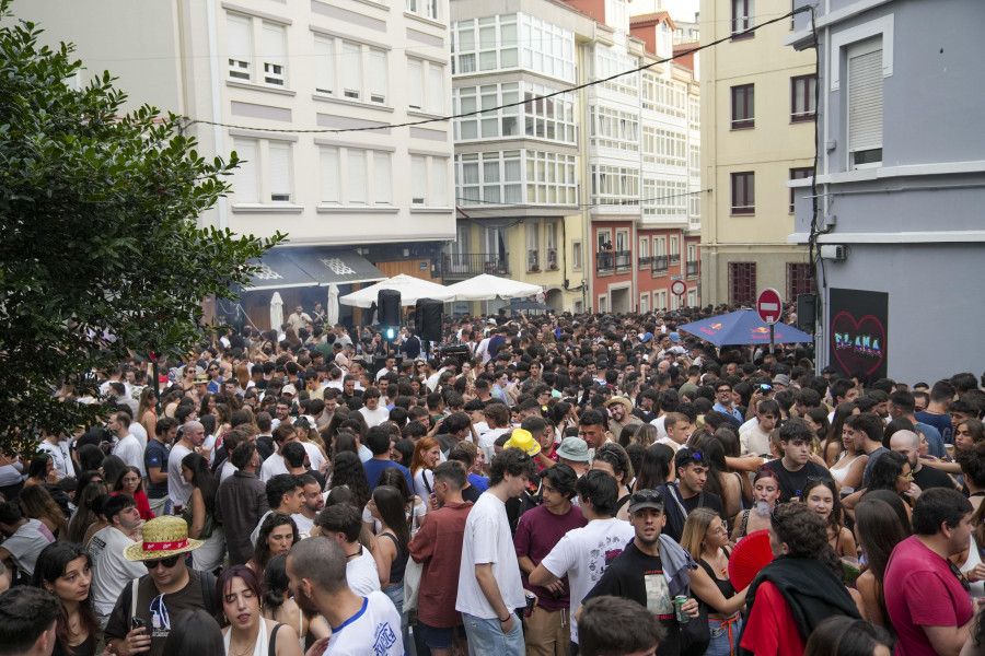 Batucada, churrasco y sardinas en la gran fiesta de la calle San Juan