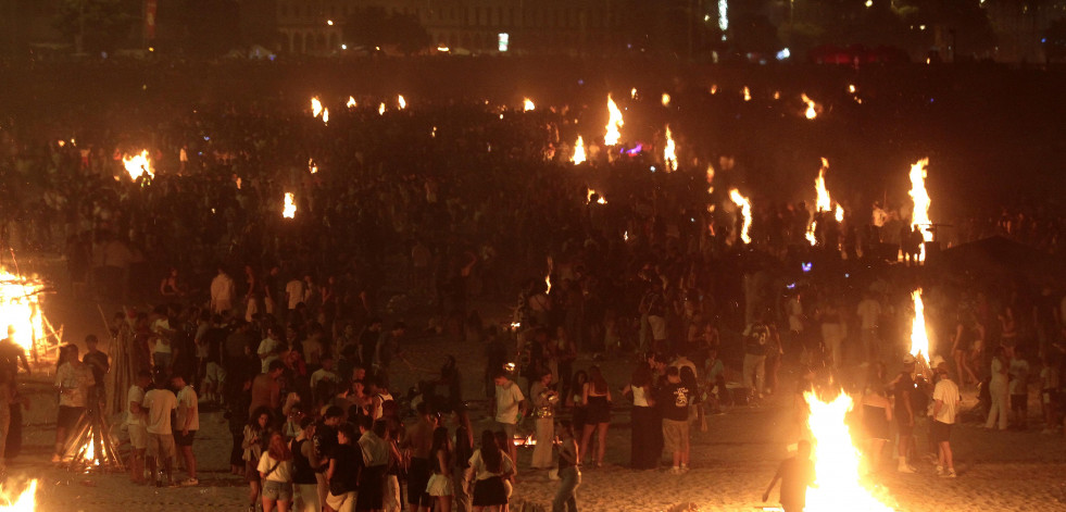 A Coruña disfruta en la playa de la magia única de San Juan
