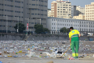Limpieza y desalojo de las playas tras el San Juan de A Coruña @ Patricia G. Fraga (10)