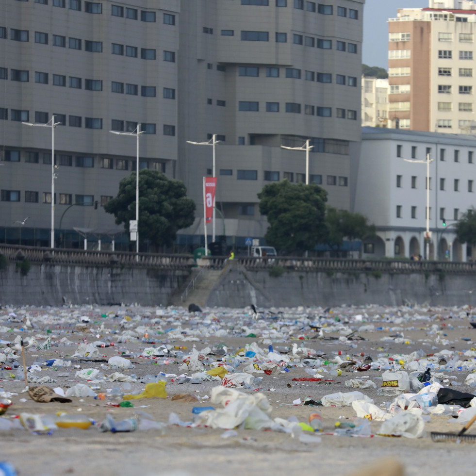 A Coruña se despierta de resaca de San Juan: cansancio, sin incidencias graves y con mucha basura por recoger