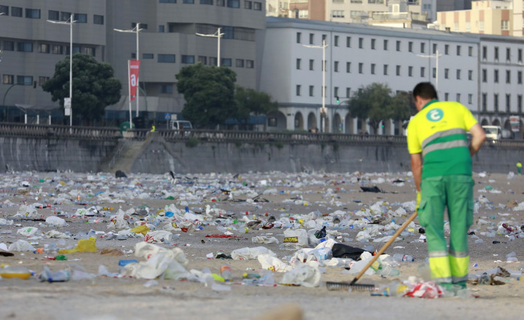 A Coruña se despierta de resaca de San Juan: cansancio, sin incidencias graves y con mucha basura por recoger