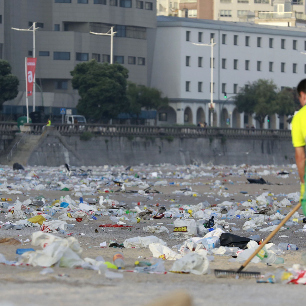 A Coruña se despierta de resaca de San Juan: cansancio, sin incidencias graves y con mucha basura por recoger