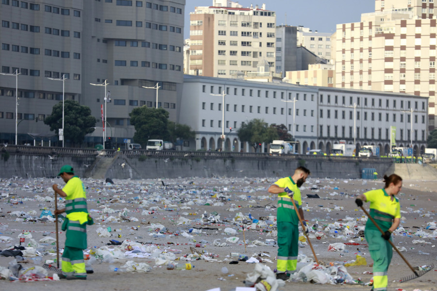 Inés Rey, sobre la basura en San Juan: "La zona del Orzán era lamentable, la imagen del día siguiente era vergonzosa"