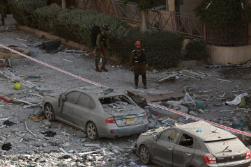 Be'er Sheva (Israel), 24/06/2025.- A view of damaged cars and debris as Israeli rescue teams work at the site of a missile strike on a residential area in Be'er Sheva, southern Israel, 24 June 2025. I