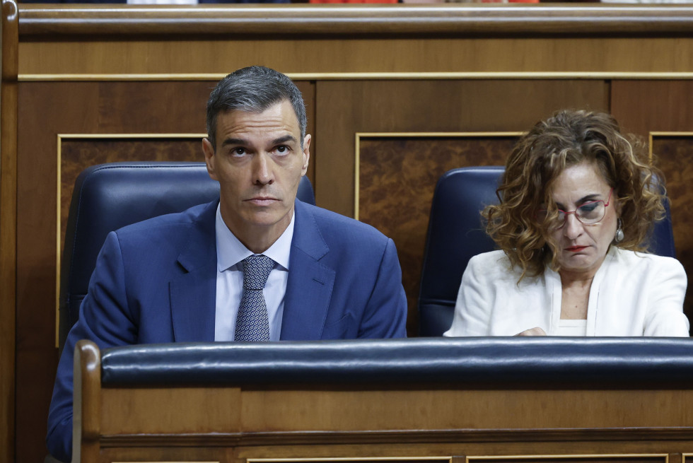 MADRID, 18/06/2025.- El presidente del Gobierno, Pedro Sánchez y la vicepresidenta primera, María Jesús Montero, al inicio de la sesión de control al Ejecutivo que se celebra este miércoles en el