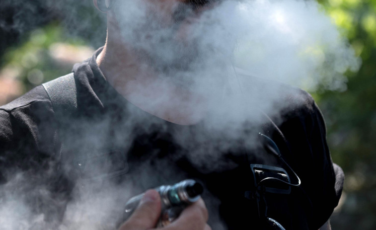 Sanidad tramitará la ley que prohibirá fumar y vapear en terrazas “en unas semanas”