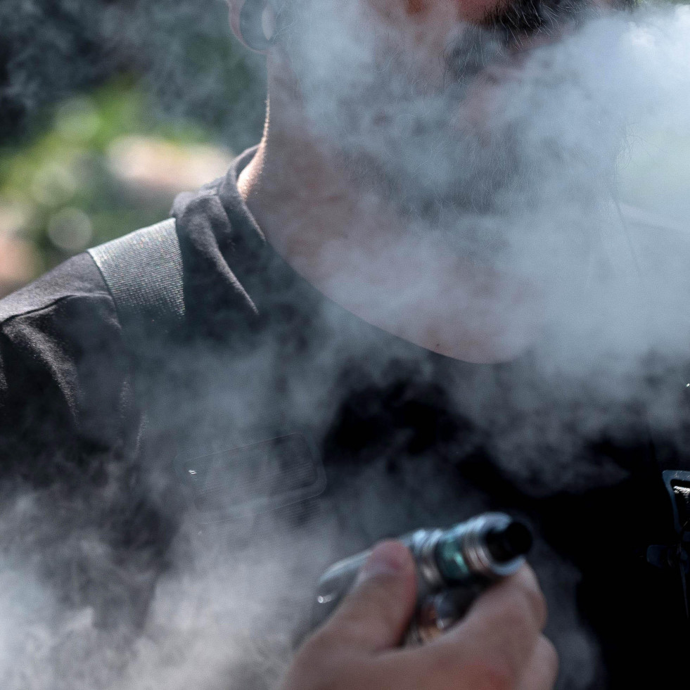 Sanidad tramitará la ley que prohibirá fumar y vapear en terrazas “en unas semanas”