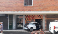 Empotra su coche en el bajo  de un edificio de Guísamo en la maniobra de aparcamiento