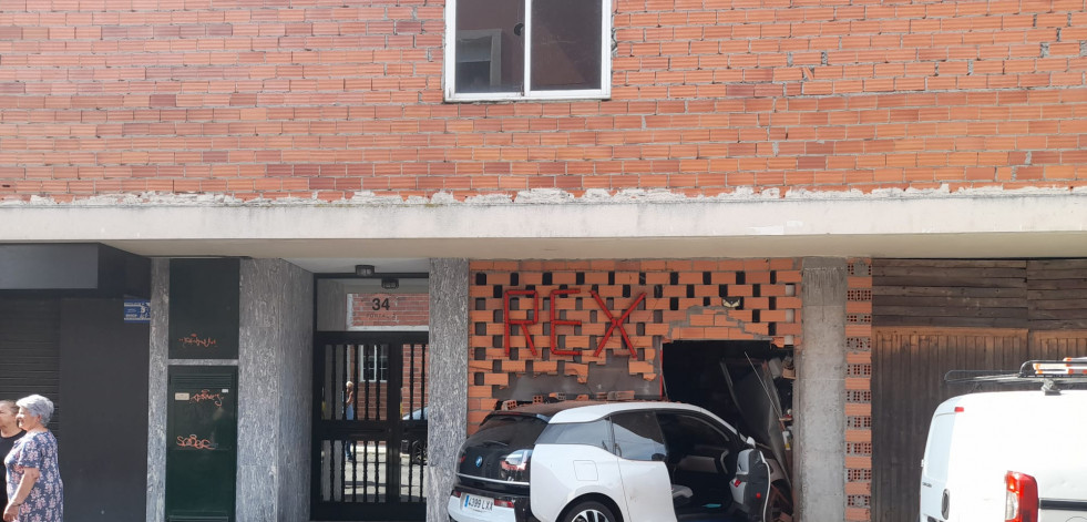 Empotra su coche en el bajo  de un edificio de Guísamo en la maniobra de aparcamiento
