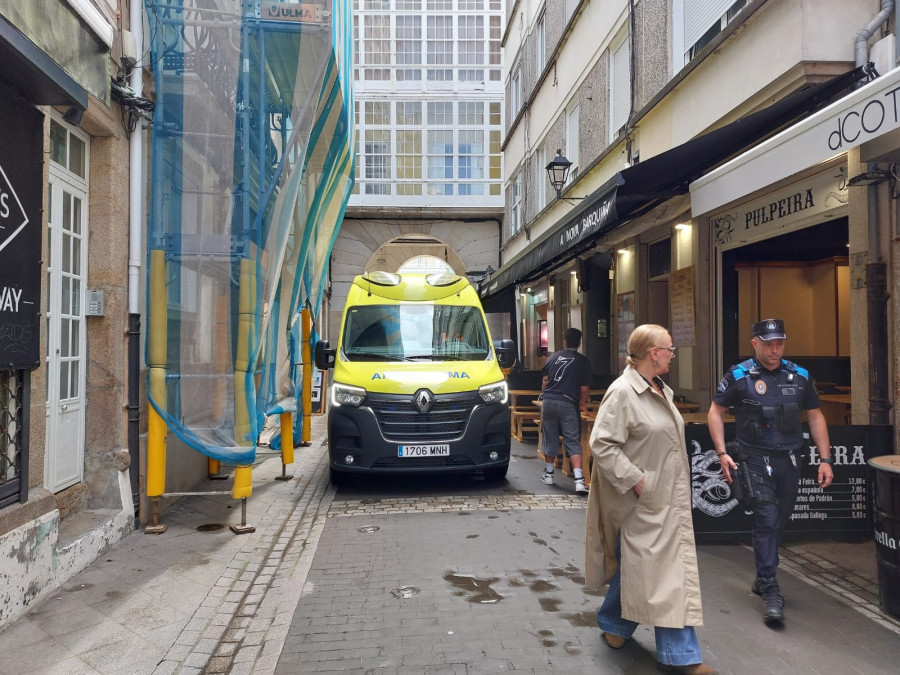 A Coruña controla que las terrazas permitan el paso de los servicios de emergencias