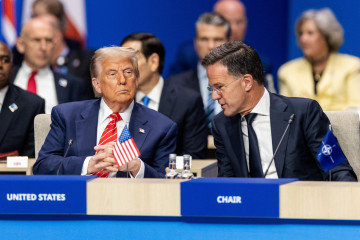 Trump escucha a Ruttte durante la cumbre de la OTAN