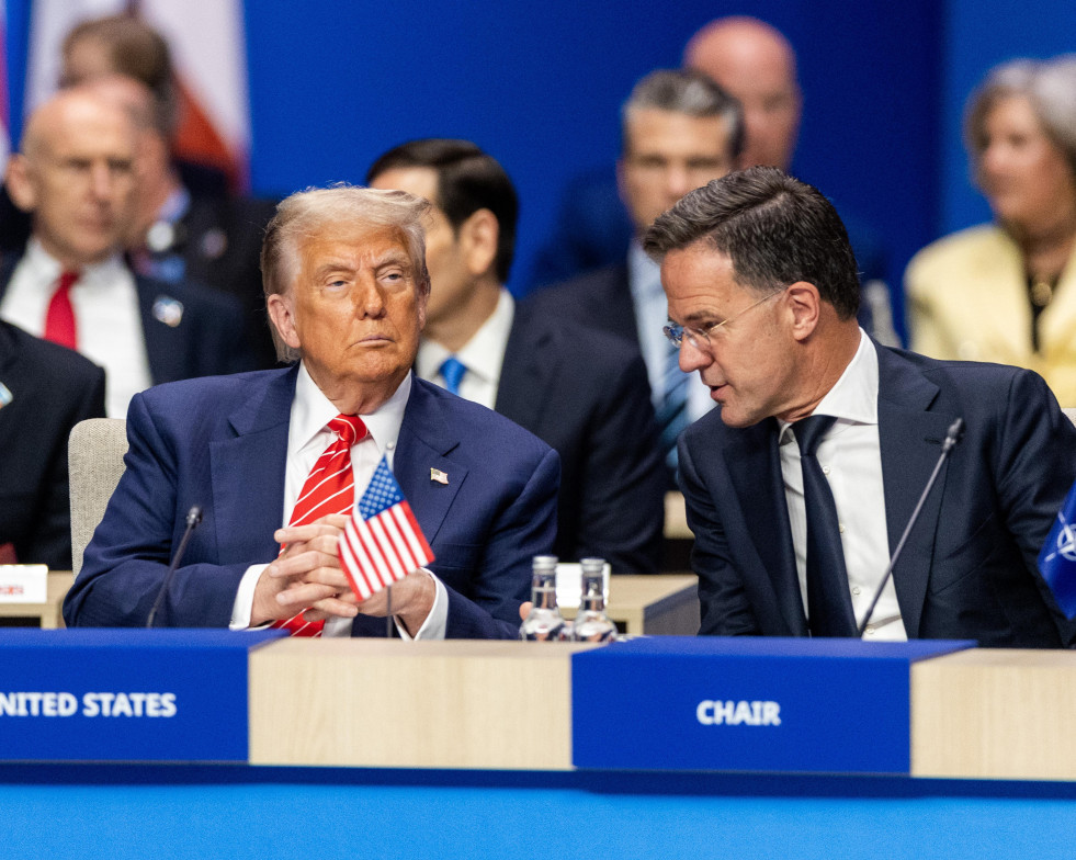Trump escucha a Ruttte durante la cumbre de la OTAN